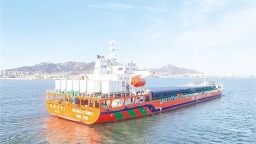全球首艘万吨级近海新能源散货船首航 由武汉理工大学研发设计