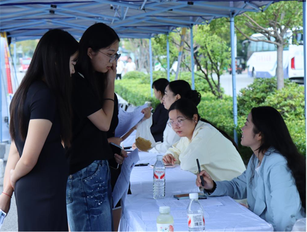 精准对接促青年就业 鄂州举办“工会就业服务进校园”招聘会_fororder_图片1