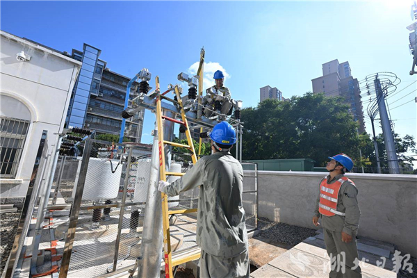 湖北孝感：高温抢装“电力稳压器” 他们汗湿衣衫守卫清凉_fororder_8504b6fabcd140cdbdb2de00458d4611