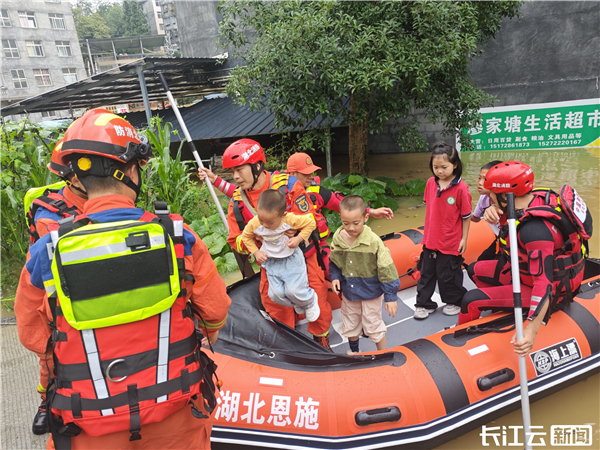 湖北咸丰遭遇强降雨险情 消防等救援力量转移受灾群众1.8万余人_fororder_26b4e13d064f0859b4ef0f9dc890b7c5
