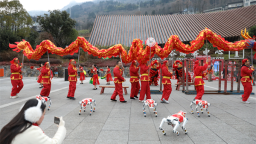 湖北恩施：奇峰覆雪迎新客 峡谷祈福贺新岁