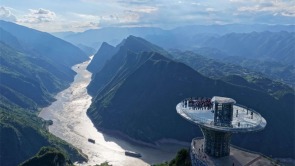 湖北巴东：金色三峡引游人