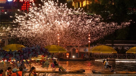 湖北宣恩：一河夜色起 精彩夏日游