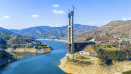 世界最大跨径单塔部分地锚式斜拉桥十巫南高速新洲特大桥封顶