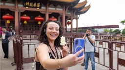 “蒜鸟”逗趣、雪糕畅销……武汉文创“圈粉”境外游客