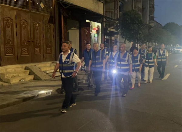 蹚出基层治理新路径 看孝南车站“银龄”志愿队如何重塑小区新貌_fororder_微信图片_20260201163454