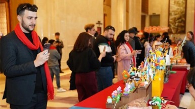 更多外国朋友来汉品“年味” 赏梅观灯会坐空轨成“春节三件套”