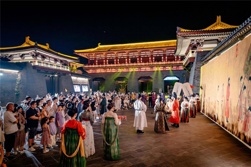 襄阳唐城夜游：沉浸式“盛唐梦境”点燃暑期文旅热_fororder_350e314cec734de8b8bab6ae57da9440