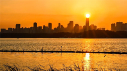 武汉：秋水明落日 流光溢江城