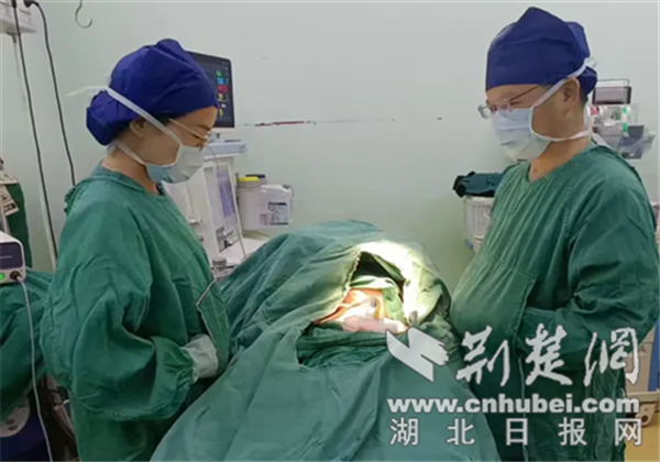 荆门市人民医院血透团队突破极限 逆转患者14年顽疾困局_fororder_3b3b662e2b24144663e8874a0ad4bdc5