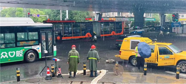 暴雨来袭武汉“护考尖兵”72小时雨中坚守 为高考学子铺就心安路_fororder_02