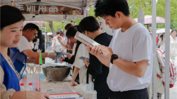 【A】师生开“书单”学校来“买单” 武汉商学院开展图书荐购活动