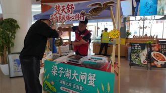高速服务区里飘出荆楚味：双节出行潮带火“路上消费”