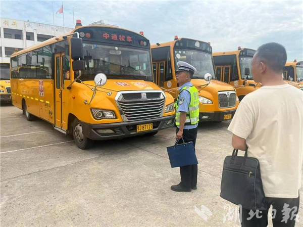 麻城警方护航开学季_fororder_128c2d7dd2224130bc055276b040a235