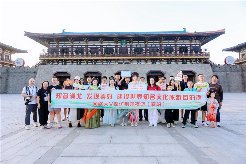 文旅大V探访夜游标杆唐城 国风电音泼水节引爆万人狂欢_fororder_c43413c4cbde4e6f9e686e190c51753b