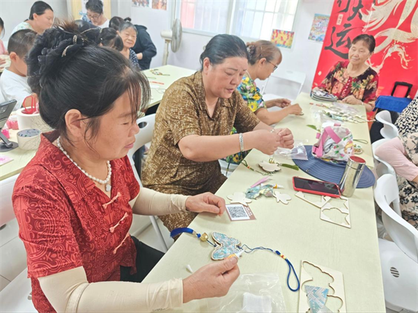 祖孙同做宋锦风铃 武汉光明攀建社区非遗传承活动“声”入人心