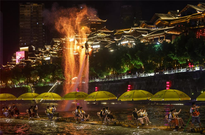 湖北宣恩：一河夜色起 精彩夏日游_fororder_20250710f5191c79d39242c9850477fce27886df_f5893f61c5ca450fad83f59592fdd616