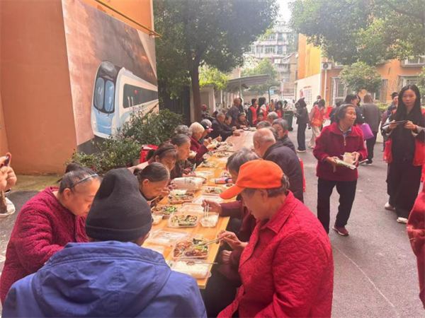 蹚出基层治理新路径 看孝南车站“银龄”志愿队如何重塑小区新貌_fororder_微信图片_20260201163446