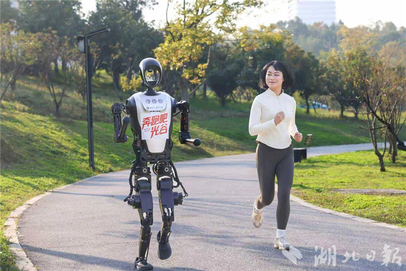 2025光谷马拉松11月16日开跑 光谷造人形机器人助阵 2025光谷马拉松11月16日开跑 光谷造人形机器人助阵_fororder_170b26cdac0c49faad4ab0670e6232ad
