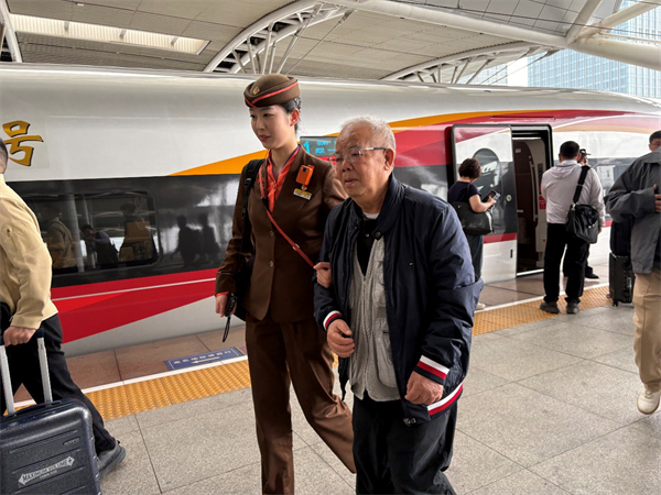 高铁暖心服务:七旬老人出行遇困难 列车员全程守护获点赞