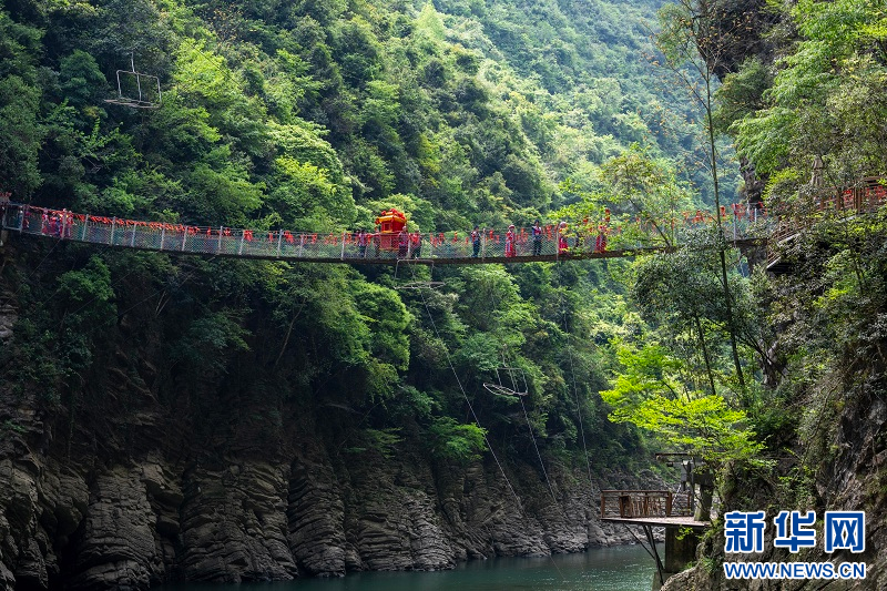 湖北恩施：民俗文化赋能山水旅游_fororder_20250423f9796e391c7f4cd090b292b7d3fa7e85_20250422ab98792078e1439abe142b2c89f3cc2e