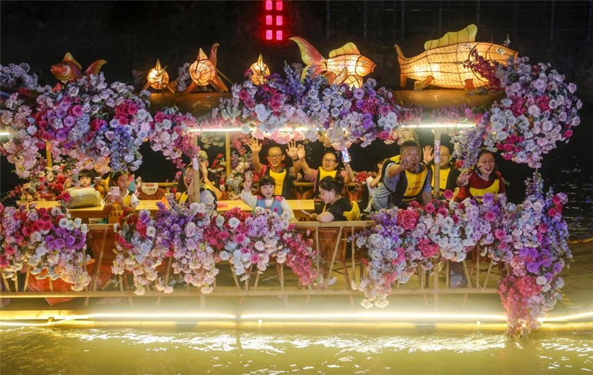湖北宣恩：一河夜色起 精彩夏日游_fororder_20250710f5191c79d39242c9850477fce27886df_529356a8b71a458a872e214f5e7d4cce