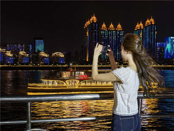 ​诗韵江城青春启航 两江游打造诗意毕业之旅_fororder_154a56cd2be7491d9670923970beb653