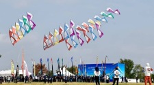 武汉黄陂木兰草原开赛！国际风筝盛会演绎空中芭蕾
