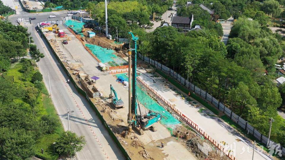 两湖隧道秦园路断面电力电缆迁改完成