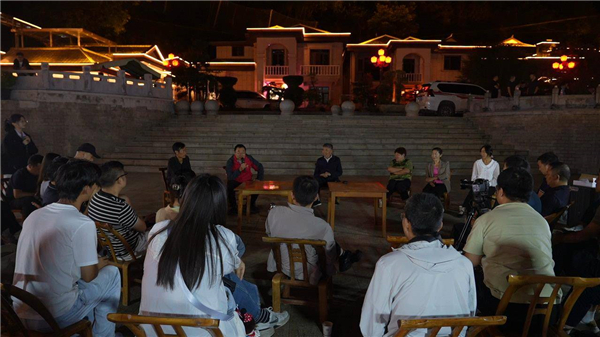 “乡村夜话”探寻尧治河蝶变路——“年入50万，我们全家都离不开这座大山”_fororder_01dec5735ee34e79b92dfb6b959fad63