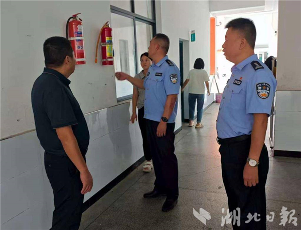 麻城警方护航开学季_fororder_39900089daeb4d6b97893f1ad731e97f
