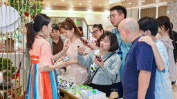 第四届五粮液和美文化节在武商MALL举行