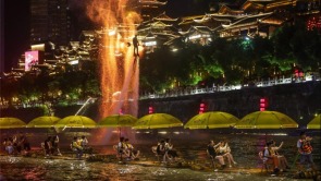 湖北宣恩：一河夜色起 精彩夏日游