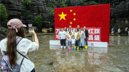 双节同庆文旅热 恩施梭布垭石林节日活动纷呈获好评