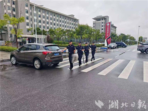 麻城警方护航开学季_fororder_a3af0dbd96e84561b5882a228e3f35f9