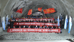 十巫南高速全线最长隧道顺利贯通