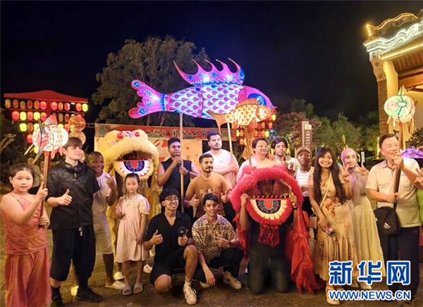 湖北竹山：中外学子领略庸文化 圣水湖畔篝火铁花迎客_fororder_20250805fe1985d2dca14aed9ac356b0e6e76d06_2025080585bee6bf369c46a6b82a2d80635bcc07