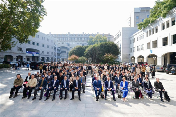 “跨越与重构——‘8+N’国际高等美术基础教学论坛暨2025国际大学生素描邀请展” 开幕_fororder_c6d3fede759840e5a8e693ce5f59c38d