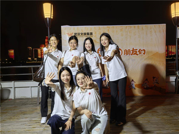 ​诗韵江城青春启航 两江游打造诗意毕业之旅_fororder_05fe738833c246ba9c7f41deff5c1285
