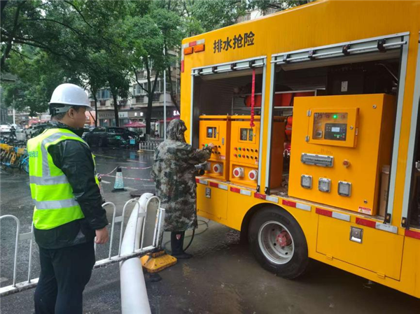 暴雨来袭武汉“护考尖兵”72小时雨中坚守 为高考学子铺就心安路_fororder_01
