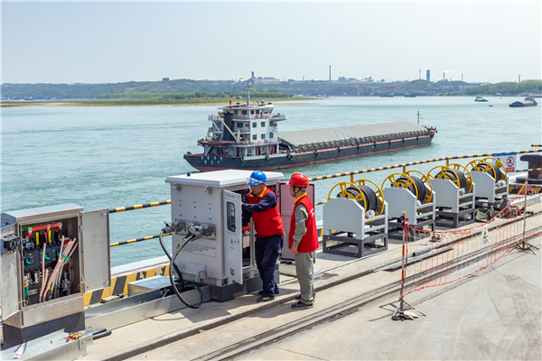 宜昌市建成首个纯电动运输船充电站 解决磷矿绿色航运廊道新能源船舶补给问题_fororder_02