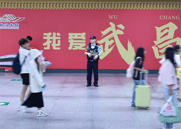 武汉铁路迎来国庆假期返程高峰_fororder_微信图片_20251007152932
