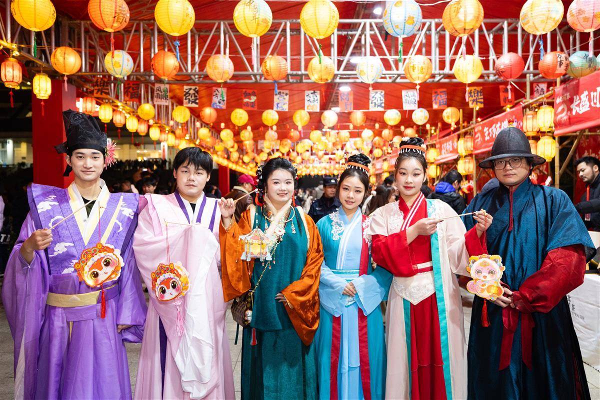 湖北省博物馆“钟鸣楚天元宵夜”灯会人气火爆