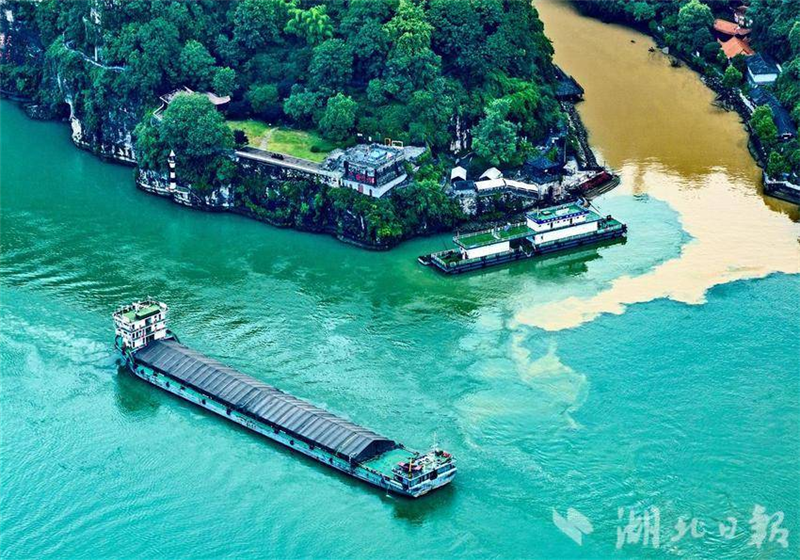 长江西陵峡峡口现 “泾渭分明” 景观_fororder_微信图片_20250701094319