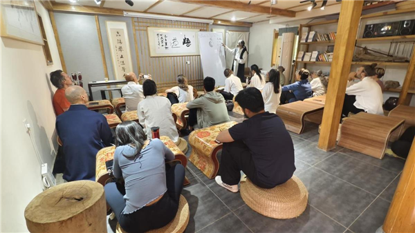 武当山迎多国“问道者” 20名外籍学员沉浸体验东方养生文化_fororder_微信图片_20250509094419