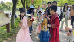 赤壁古战场：东风花裳引客来