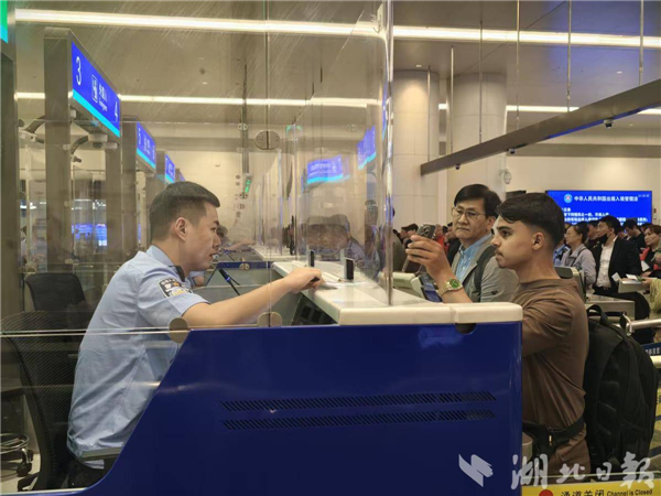 武汉天河机场“国际朋友圈”持续扩容：上半年入境外国人劲增3倍_fororder_微信图片_20250702093650