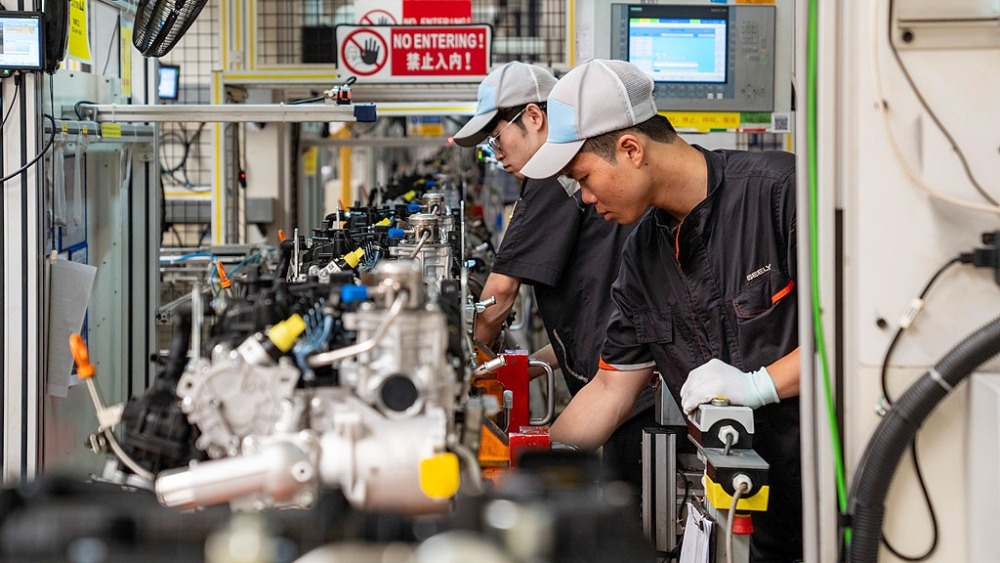 全球媒体聚焦丨多家外媒关注：2025年中国重新成为德国最大贸易伙伴_fororder_2025年6月17日，在浙江一汽车零部件公司的生产车间内，工人们正紧张有序地对中德车企联合研发并将出口至德国的发动机进行装配作业。