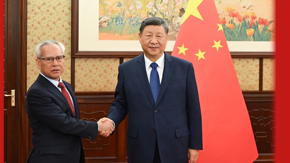 习近平听取岑浩辉述职报告_fororder_1765890144069_545