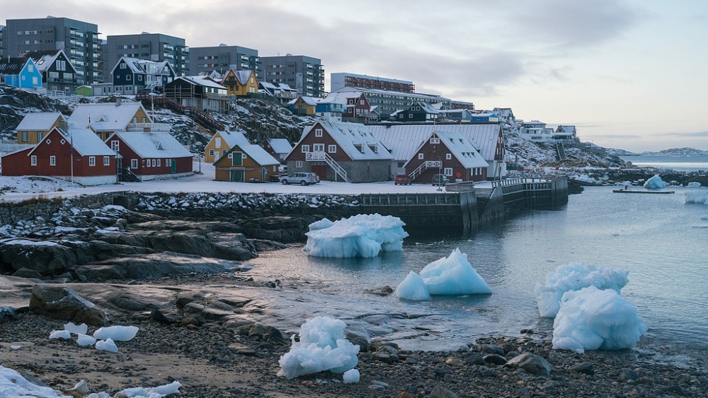 深追踪｜美方放话“必要时动武”，欧洲多国急谈驻军！格陵兰岛成“试金石”？_fororder_当地时间2025年11月3日，在格陵兰努克，彩色房屋和住宅公寓楼俯瞰峡湾